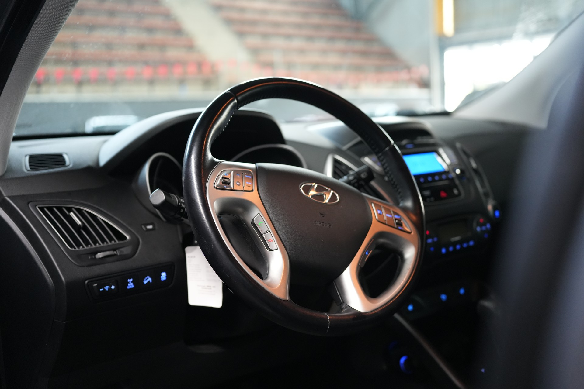 HYUNDAI iX 35 2.0 Style 4WD Automatic-image-6