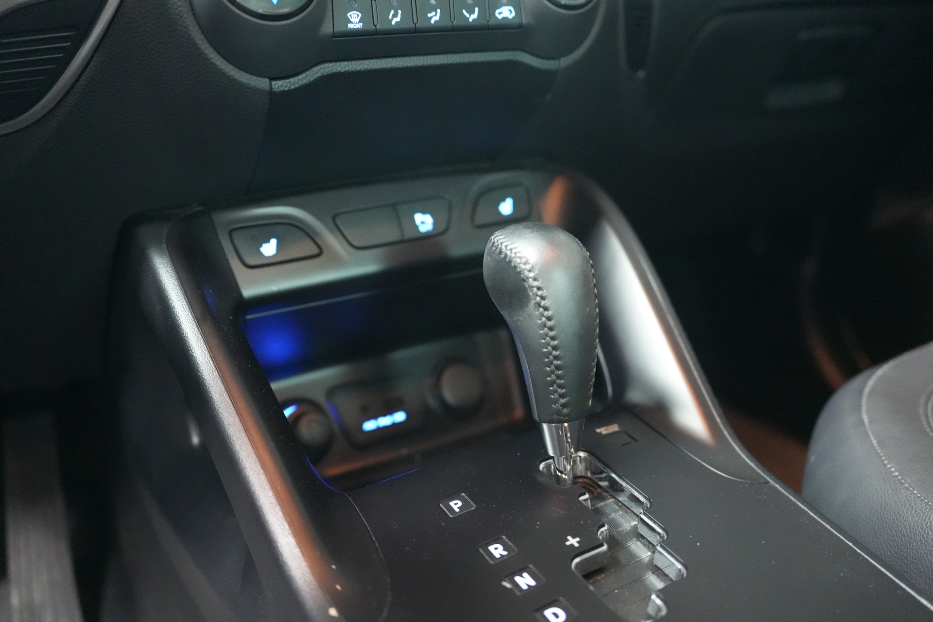 HYUNDAI iX 35 2.0 Style 4WD Automatic-image-9