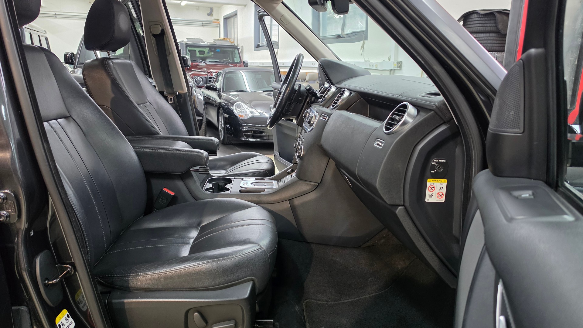 LAND ROVER Discovery 3.0 SDV6 HSE Automatic-image-18