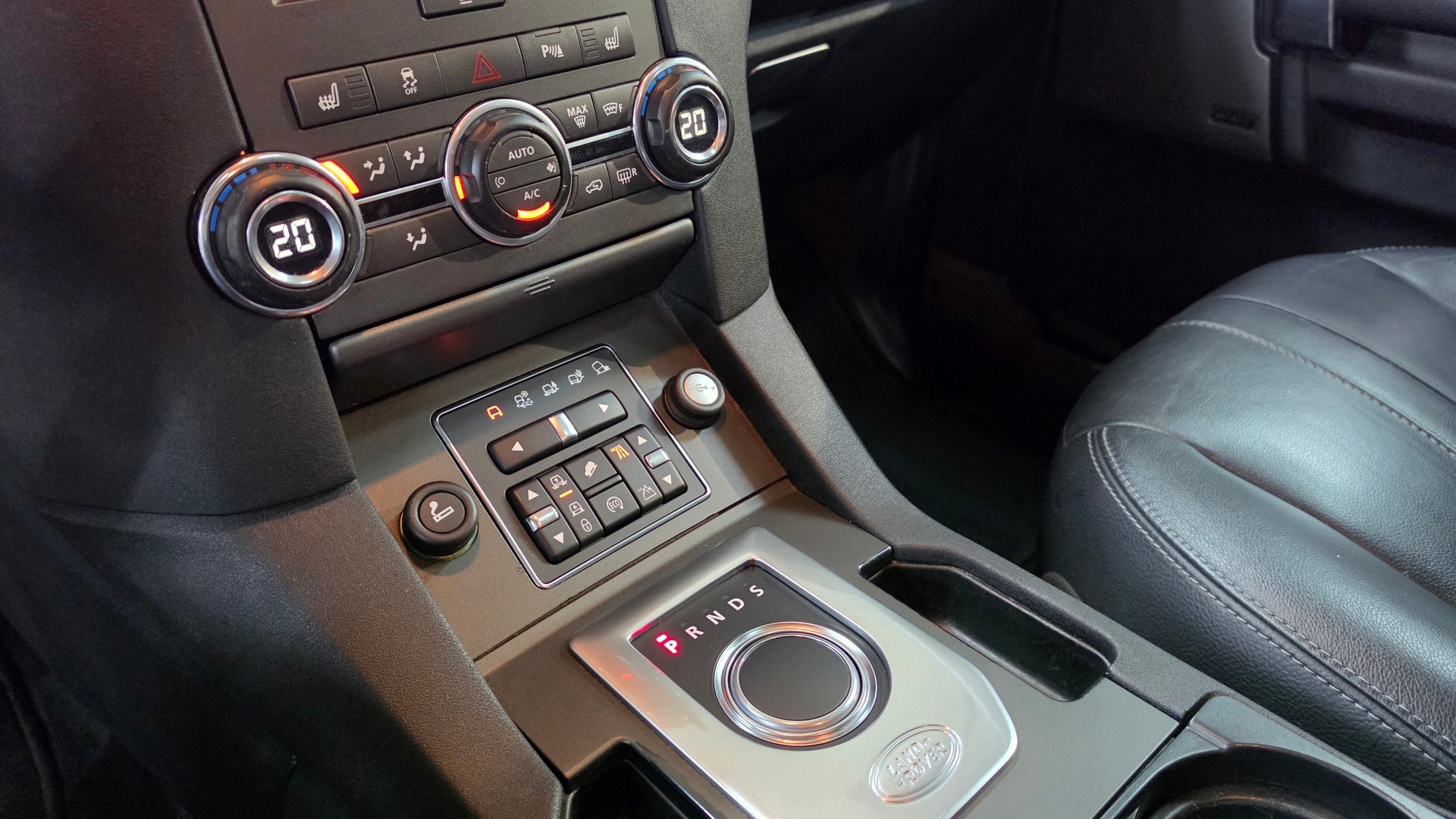 LAND ROVER Discovery 3.0 SDV6 HSE Automatic-image-19