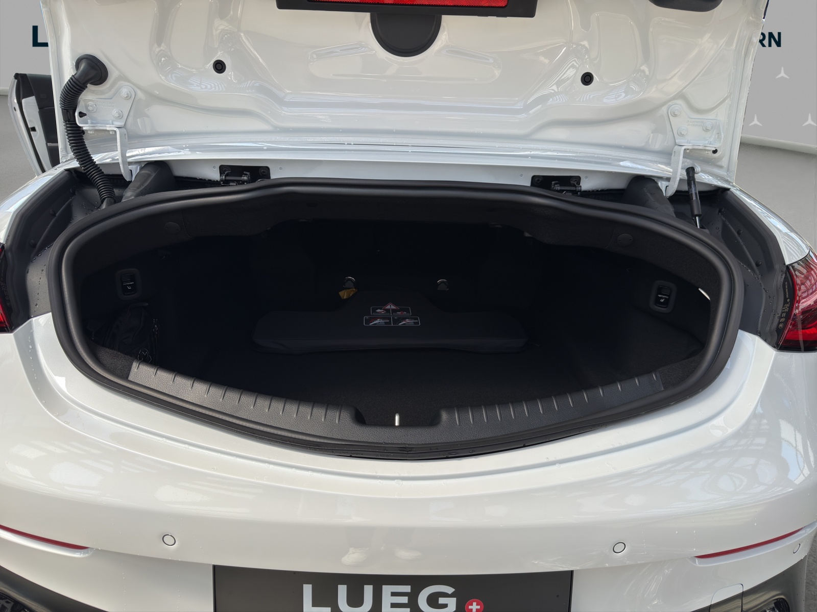MERCEDES-BENZ CLE AMG 53 Cabrio 4Matic+ 9G-Tronic-image-14
