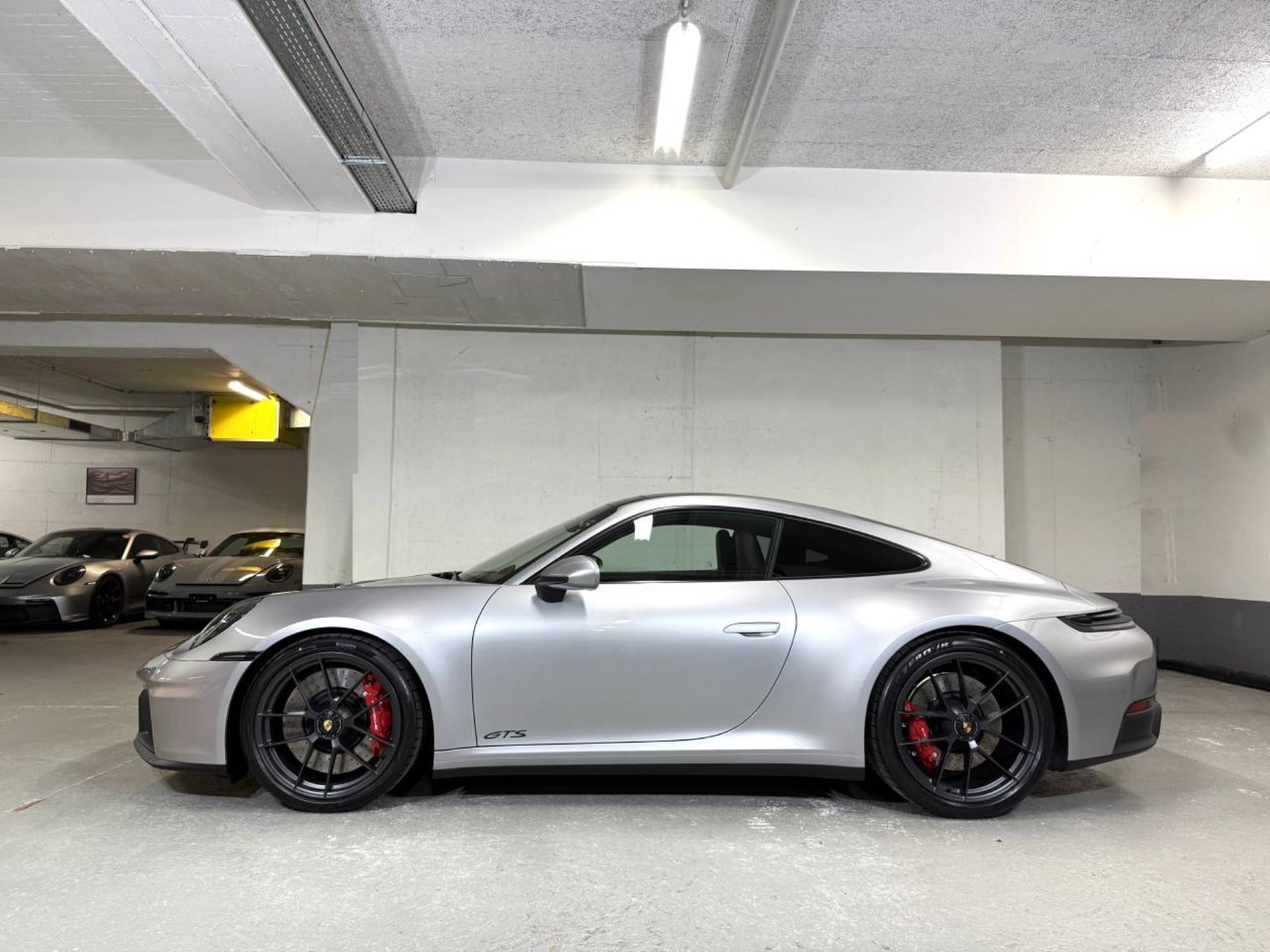 PORSCHE 911 Carrera GTS-image-1