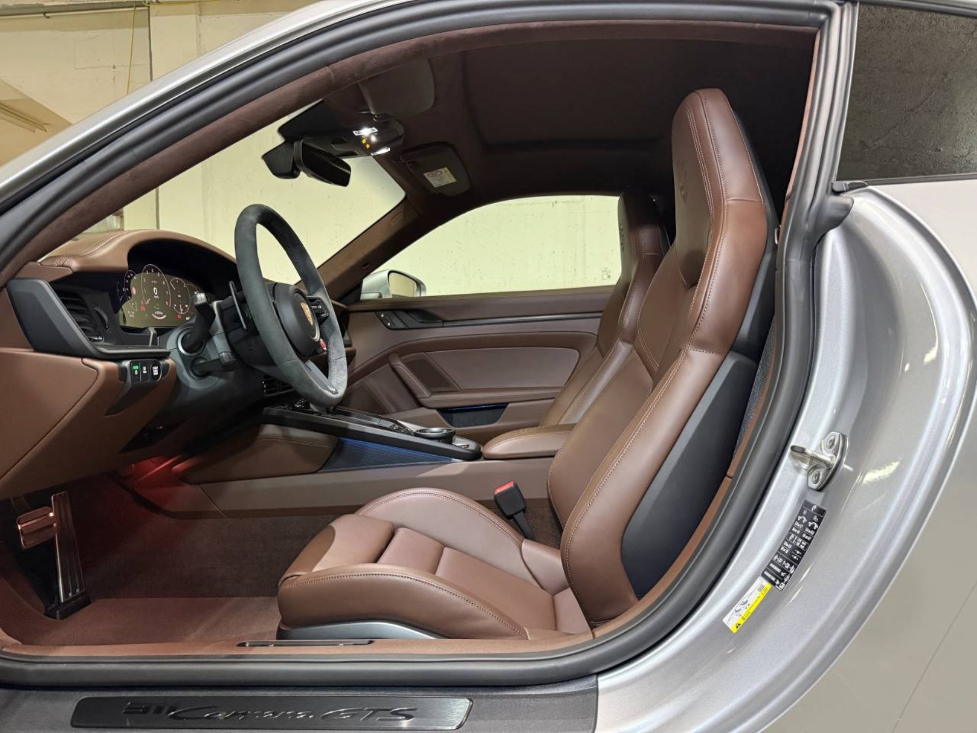 PORSCHE 911 Carrera GTS-image-11