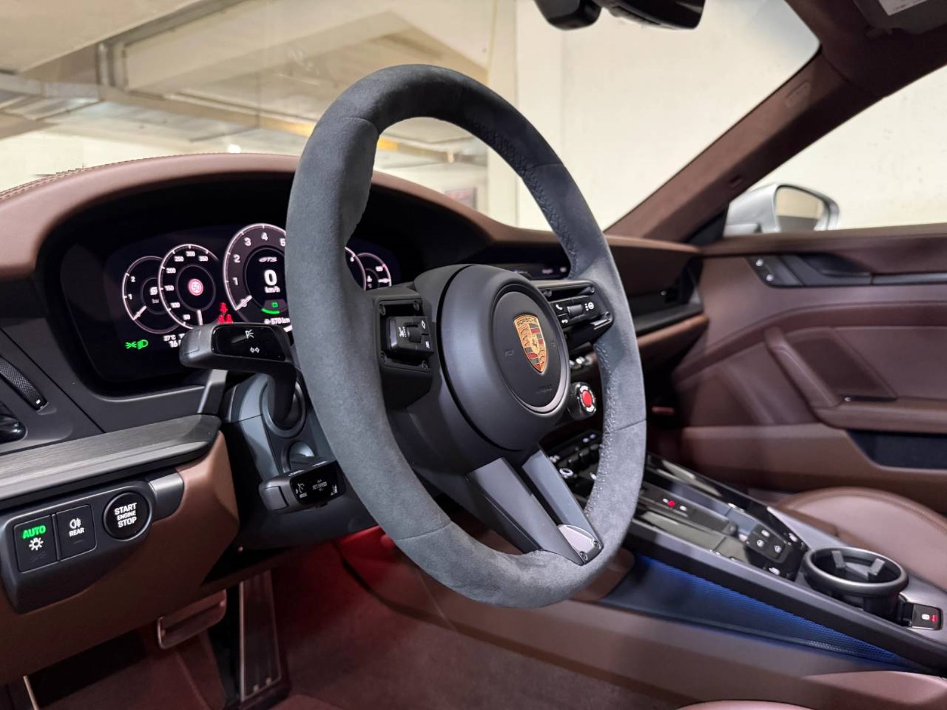 PORSCHE 911 Carrera GTS-image-12