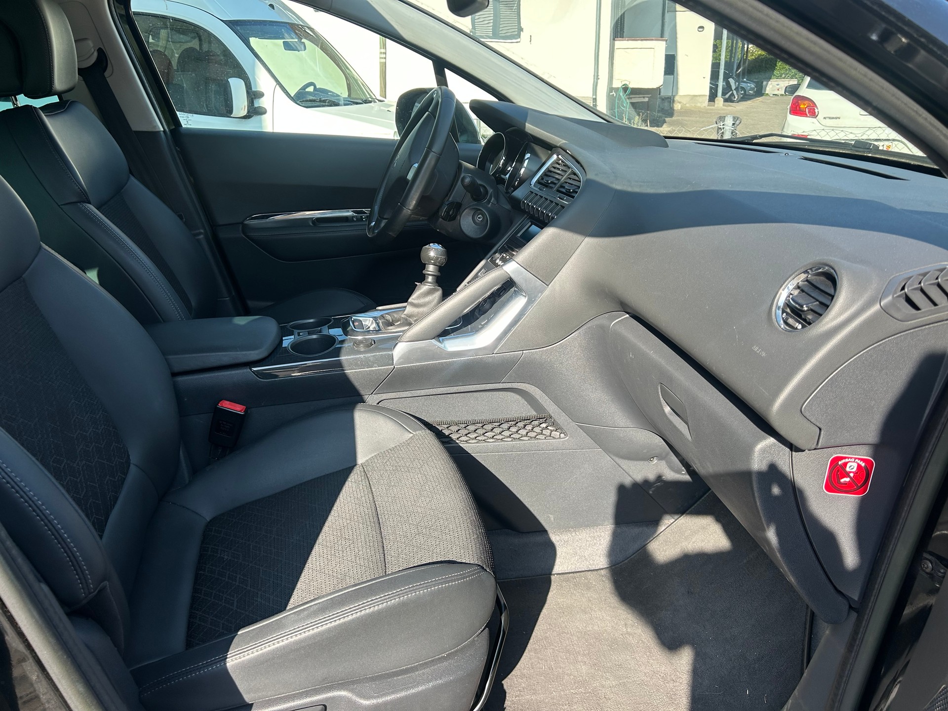 PEUGEOT 3008 1.6 16V T Allure-image-7