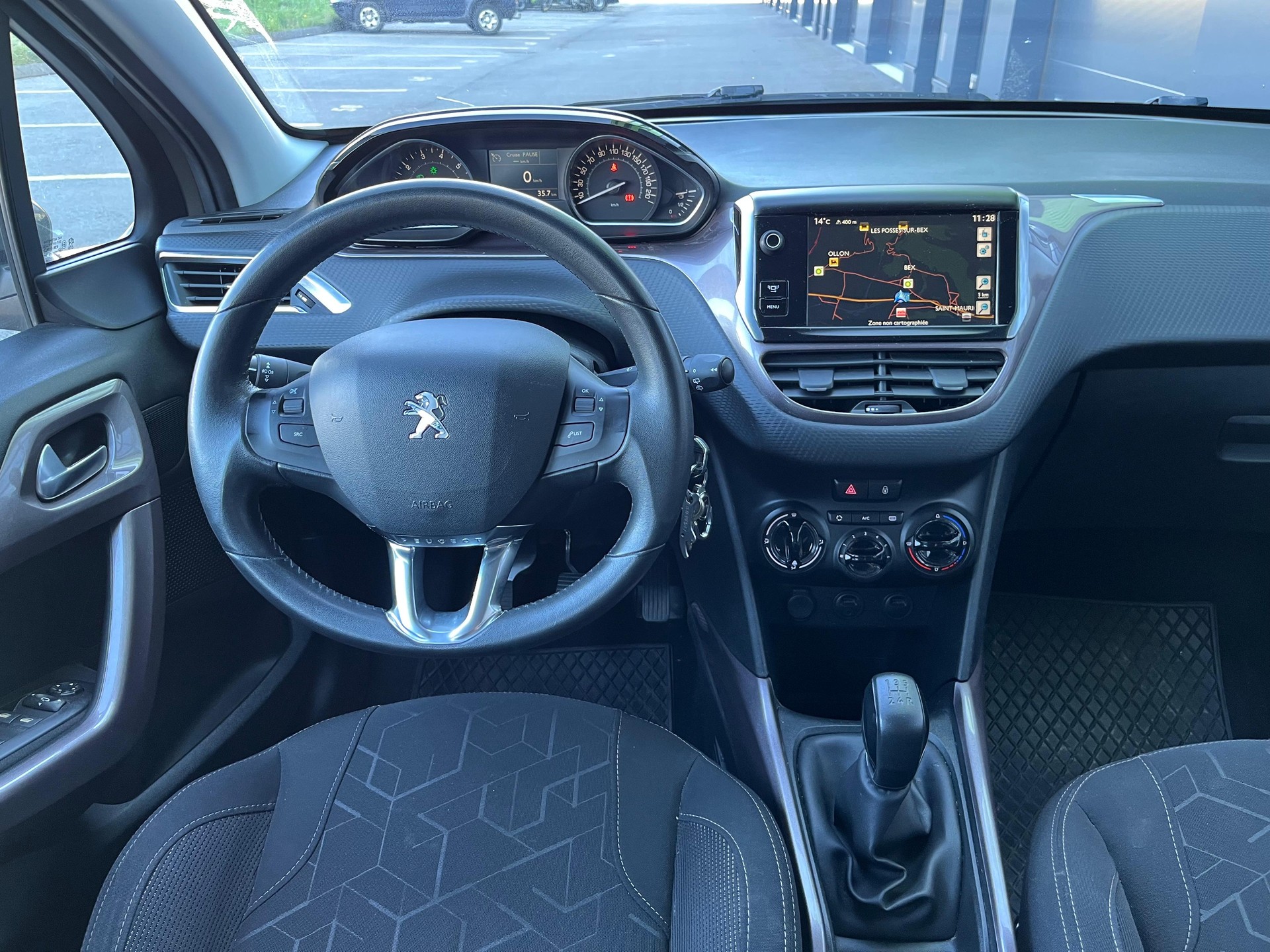 PEUGEOT 2008 1.2 VTI Active-image-12