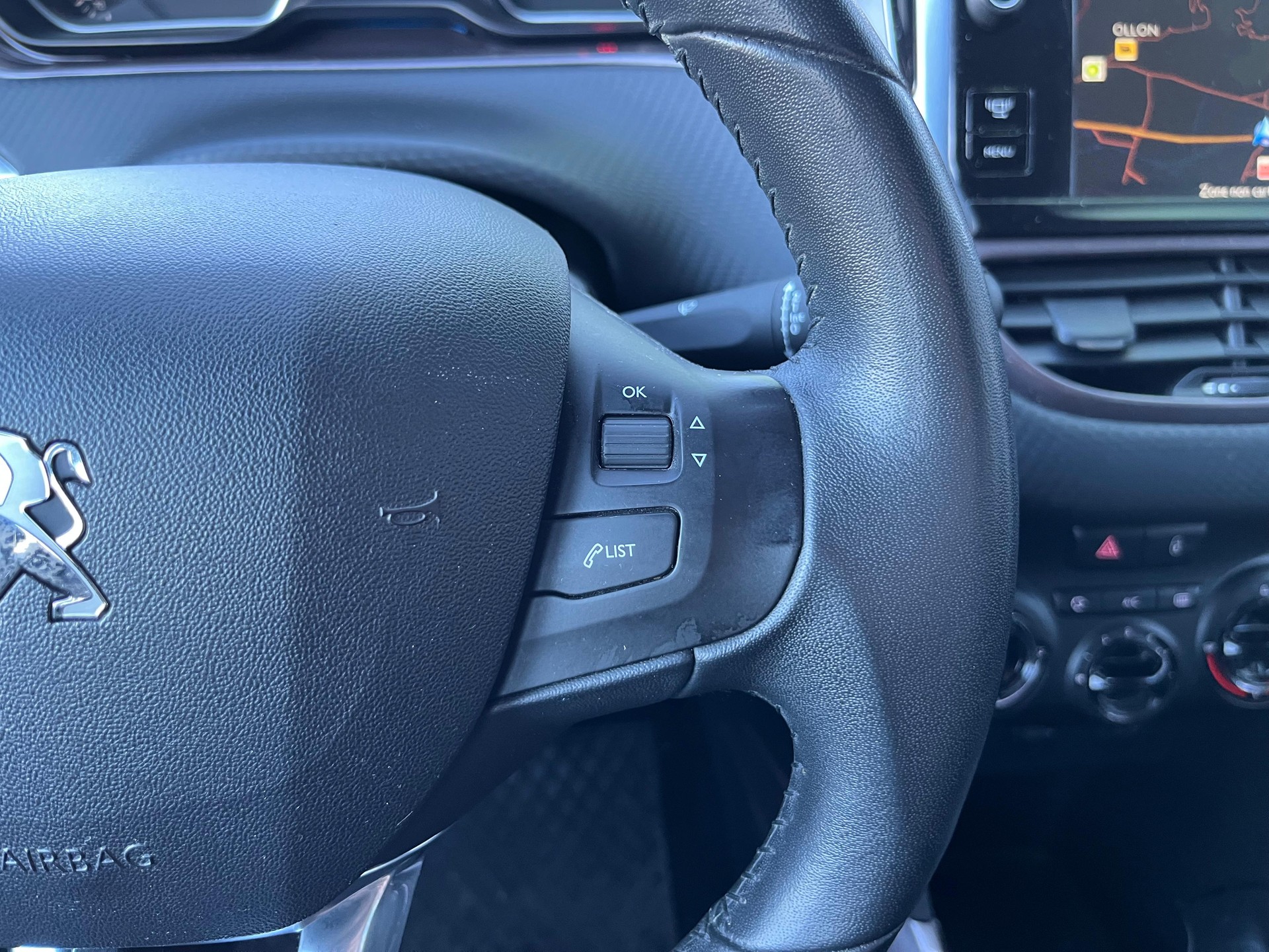 PEUGEOT 2008 1.2 VTI Active-image-15