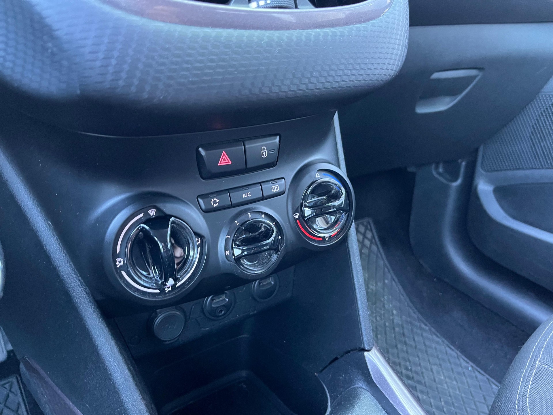 PEUGEOT 2008 1.2 VTI Active-image-17