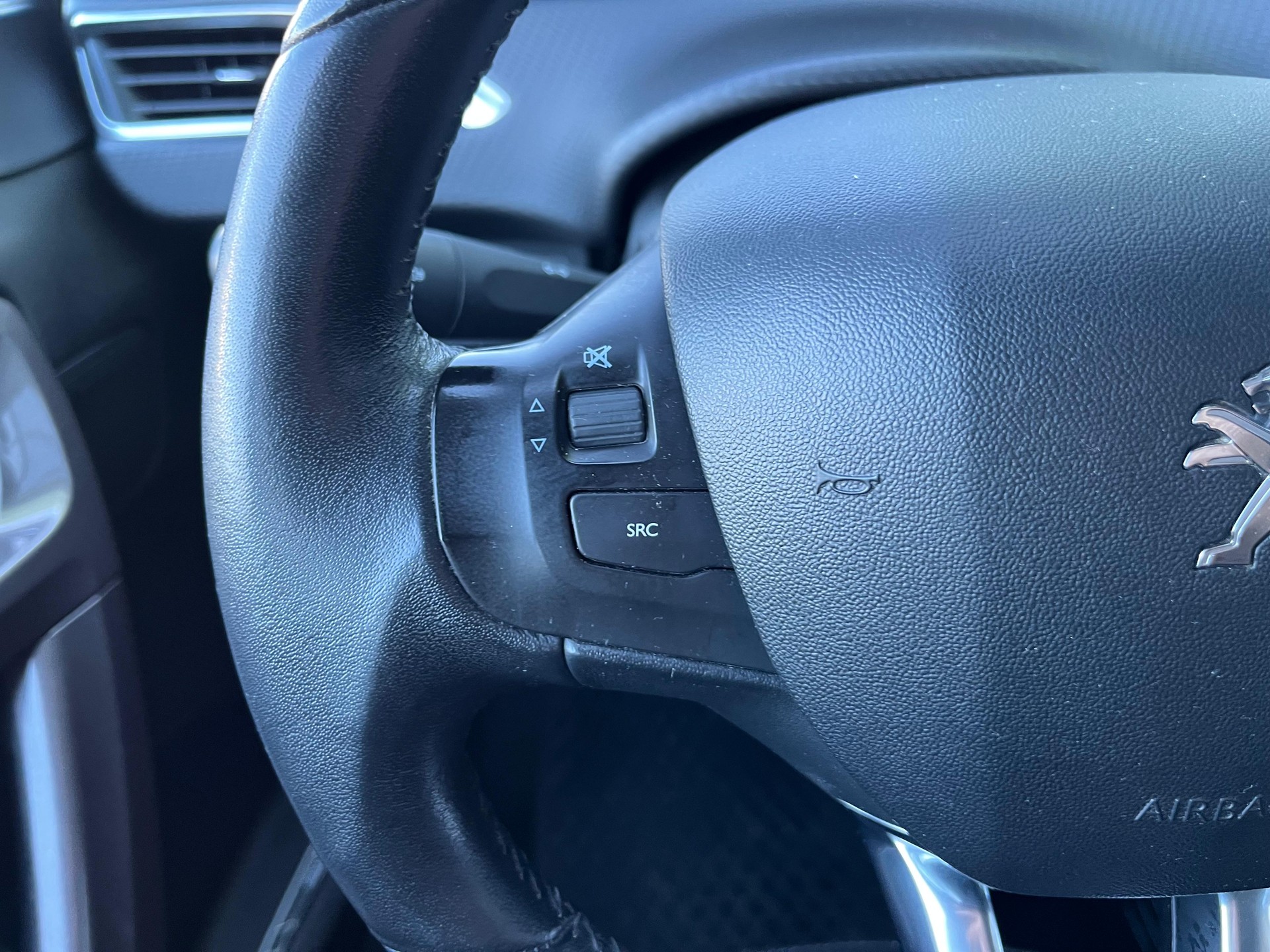 PEUGEOT 2008 1.2 VTI Active-image-14