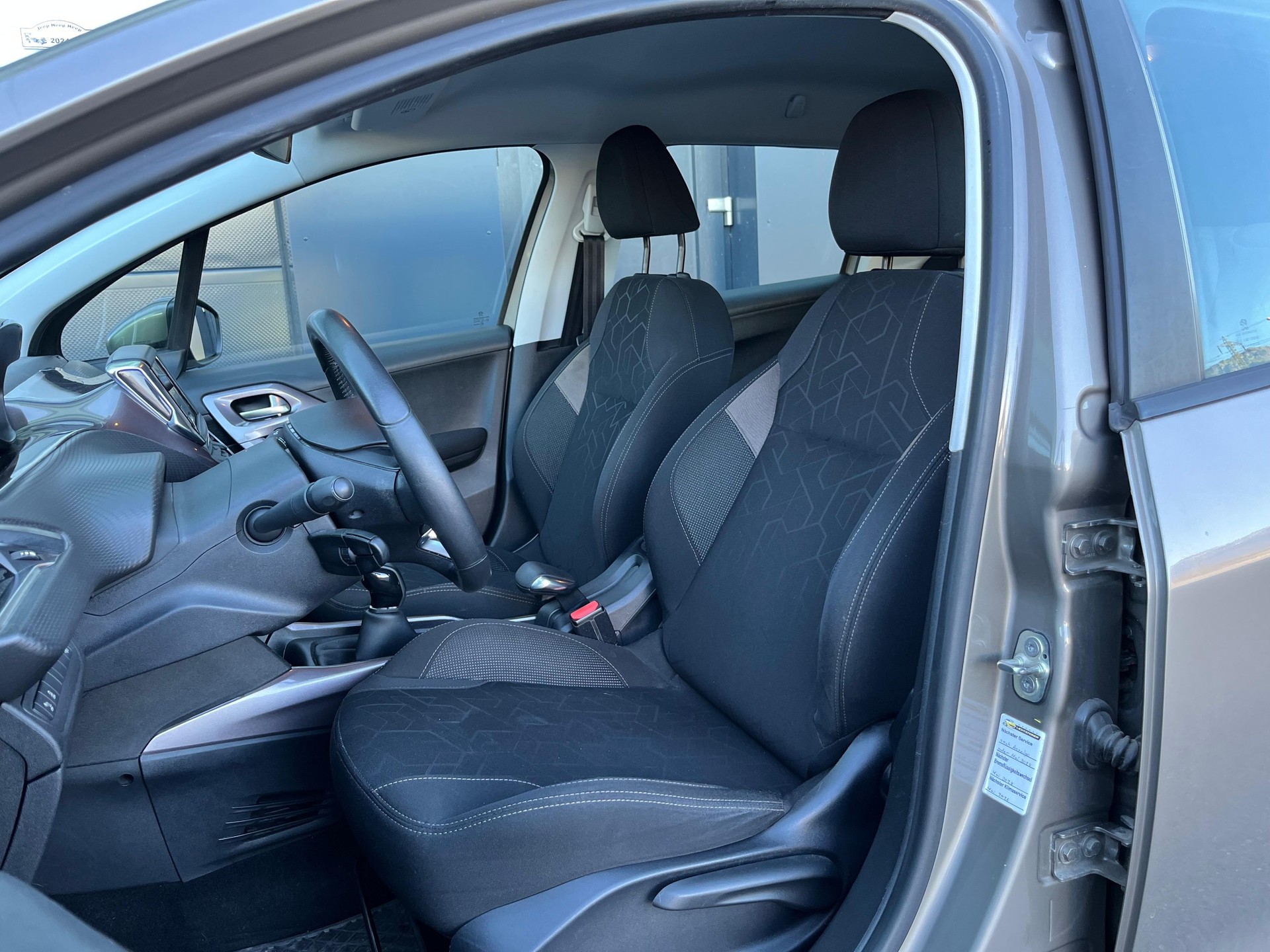 PEUGEOT 2008 1.2 VTI Active-image-8