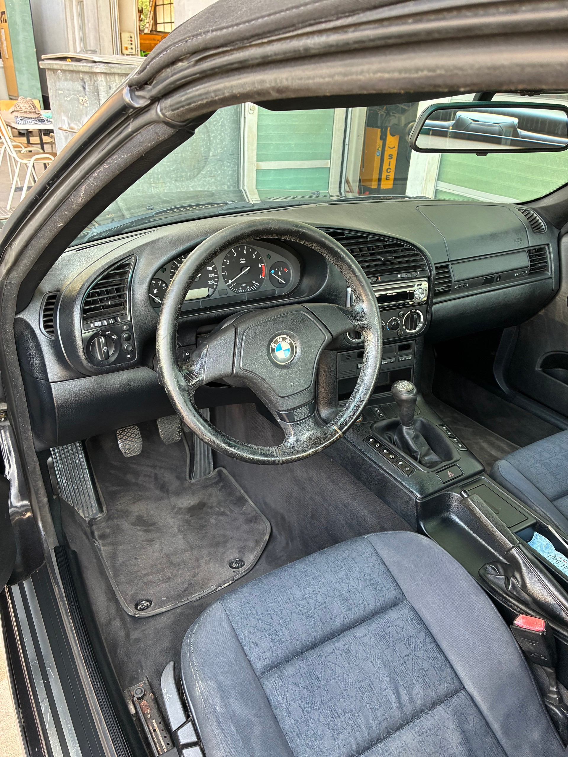 BMW 318i Cabrio-image-5