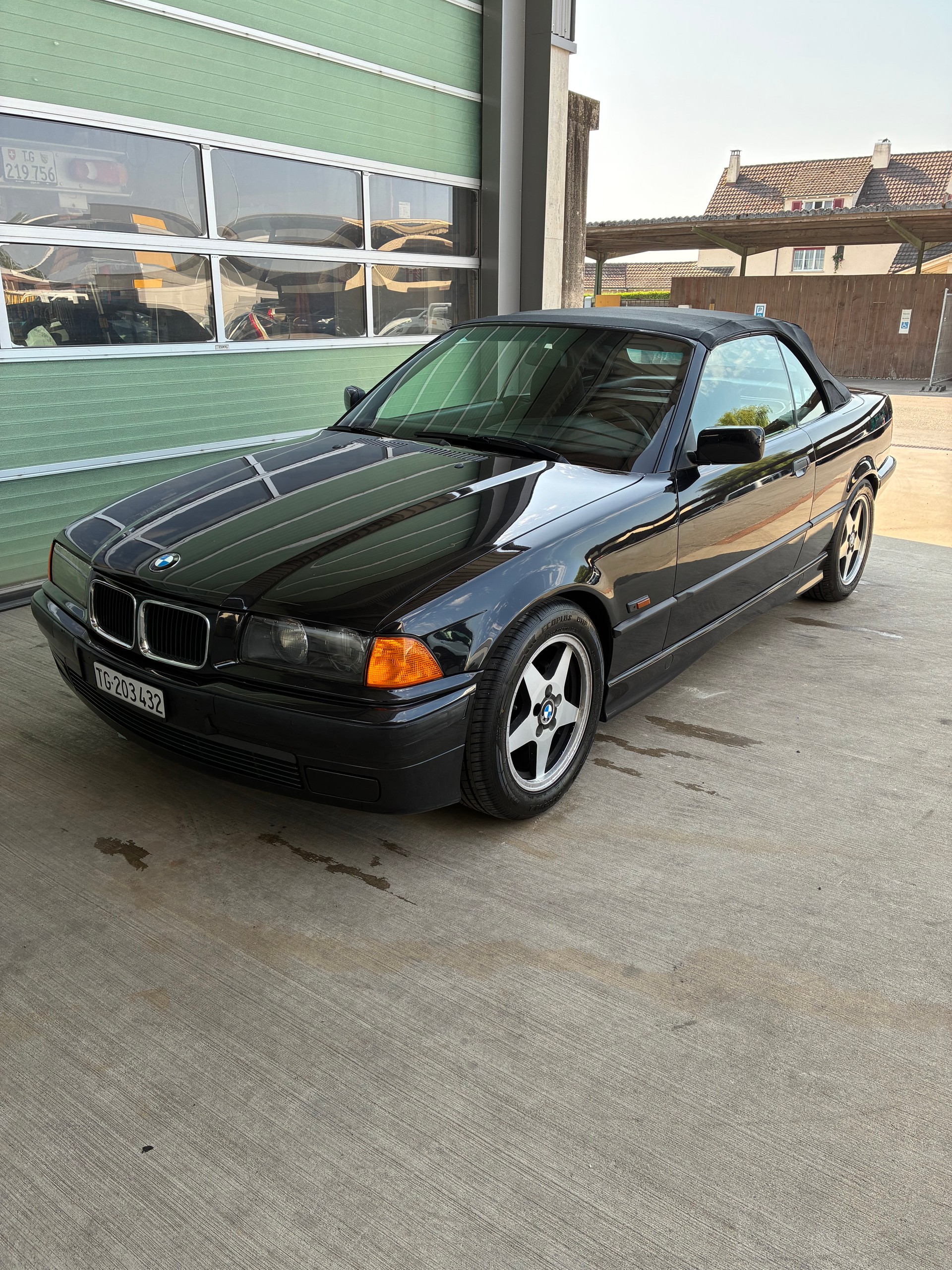 BMW 318i Cabrio-image-1