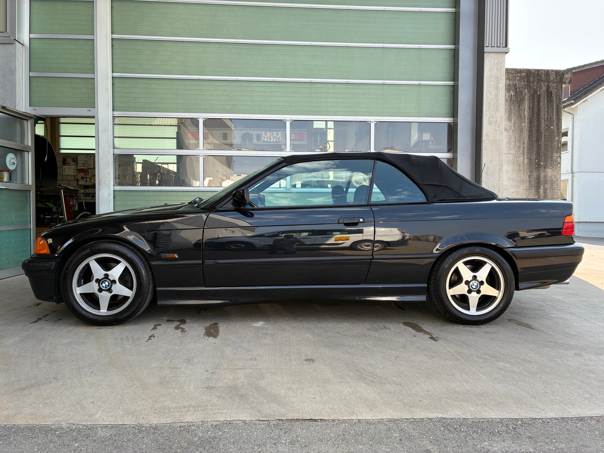 BMW 318i Cabrio-image-3