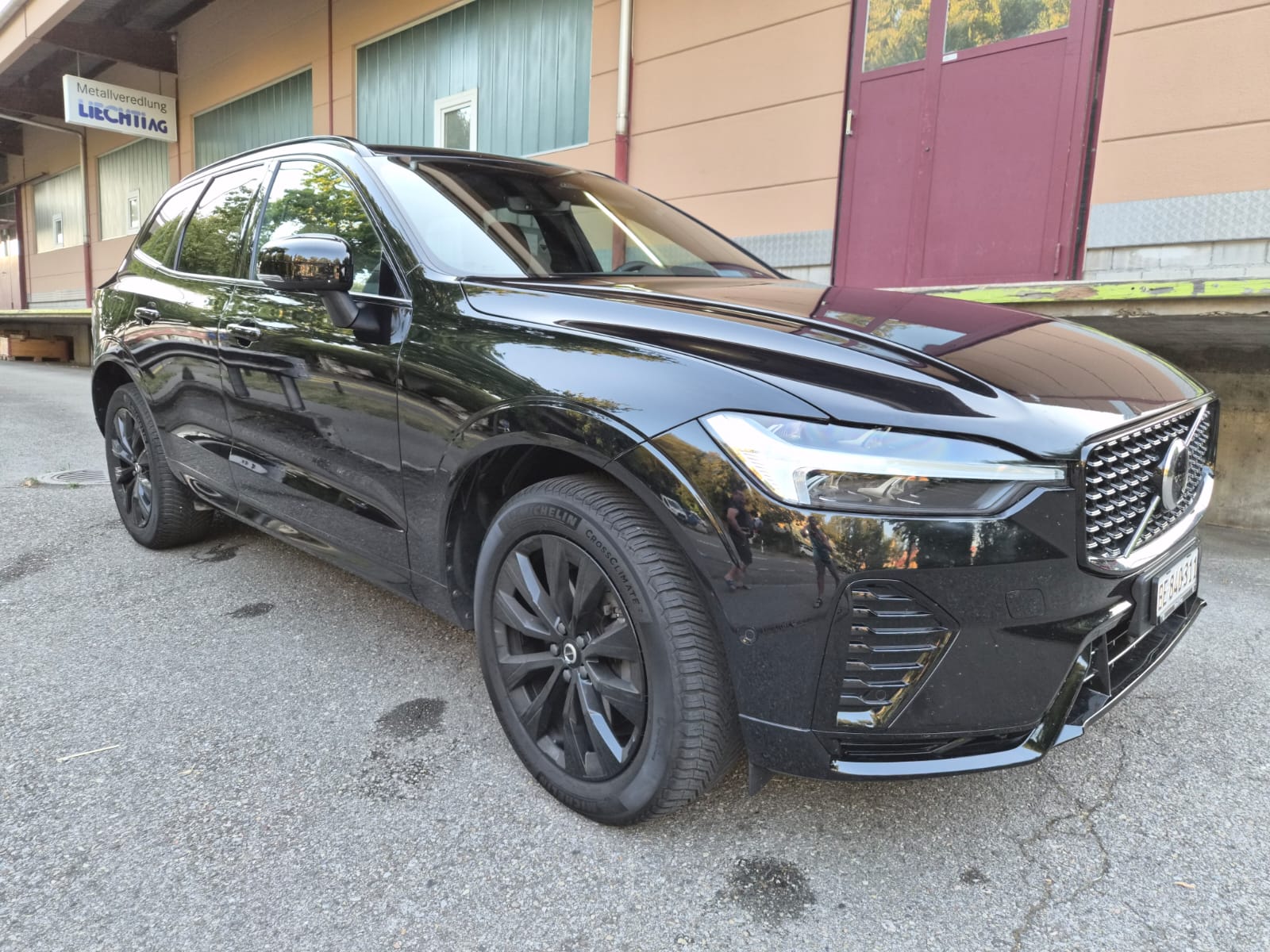 VOLVO XC60 B4 Diesel Mild Hybrid AWD Plus Dark Geartronic-image-0