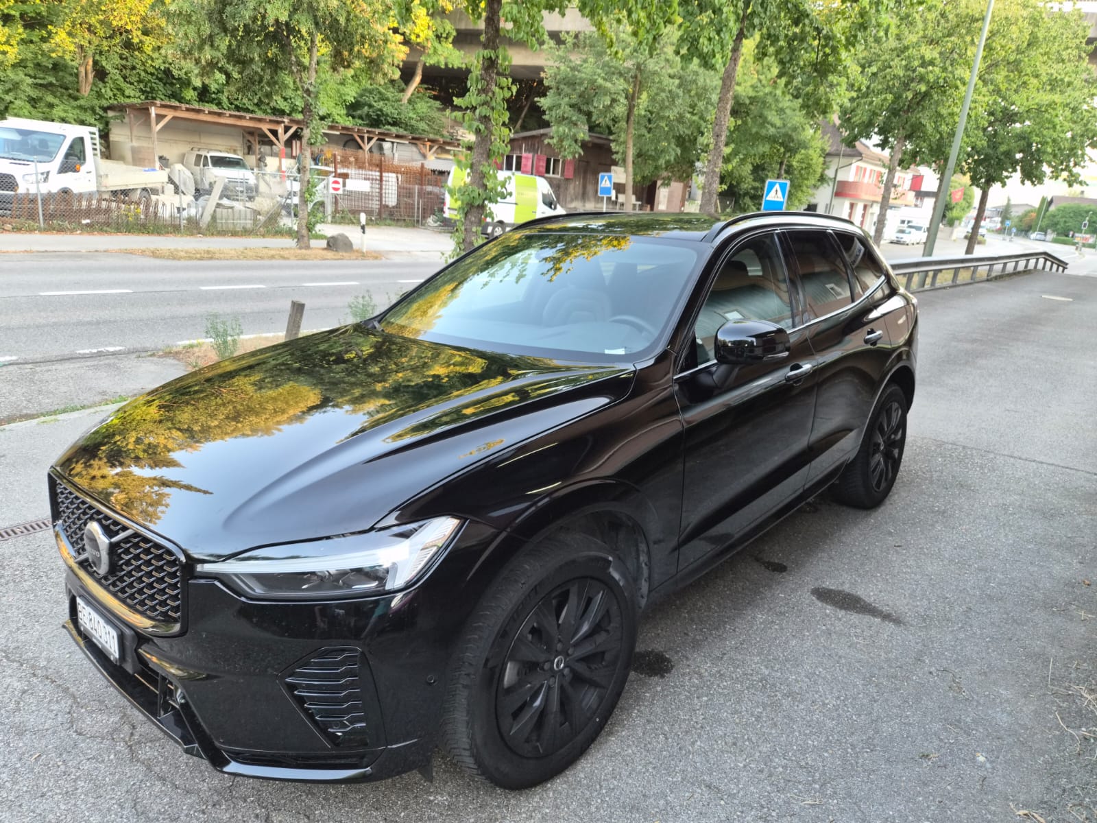 VOLVO XC60 B4 Diesel Mild Hybrid AWD Plus Dark Geartronic-image-2