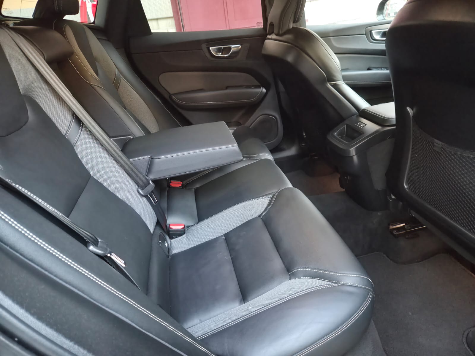 VOLVO XC60 B4 Diesel Mild Hybrid AWD Plus Dark Geartronic-image-9