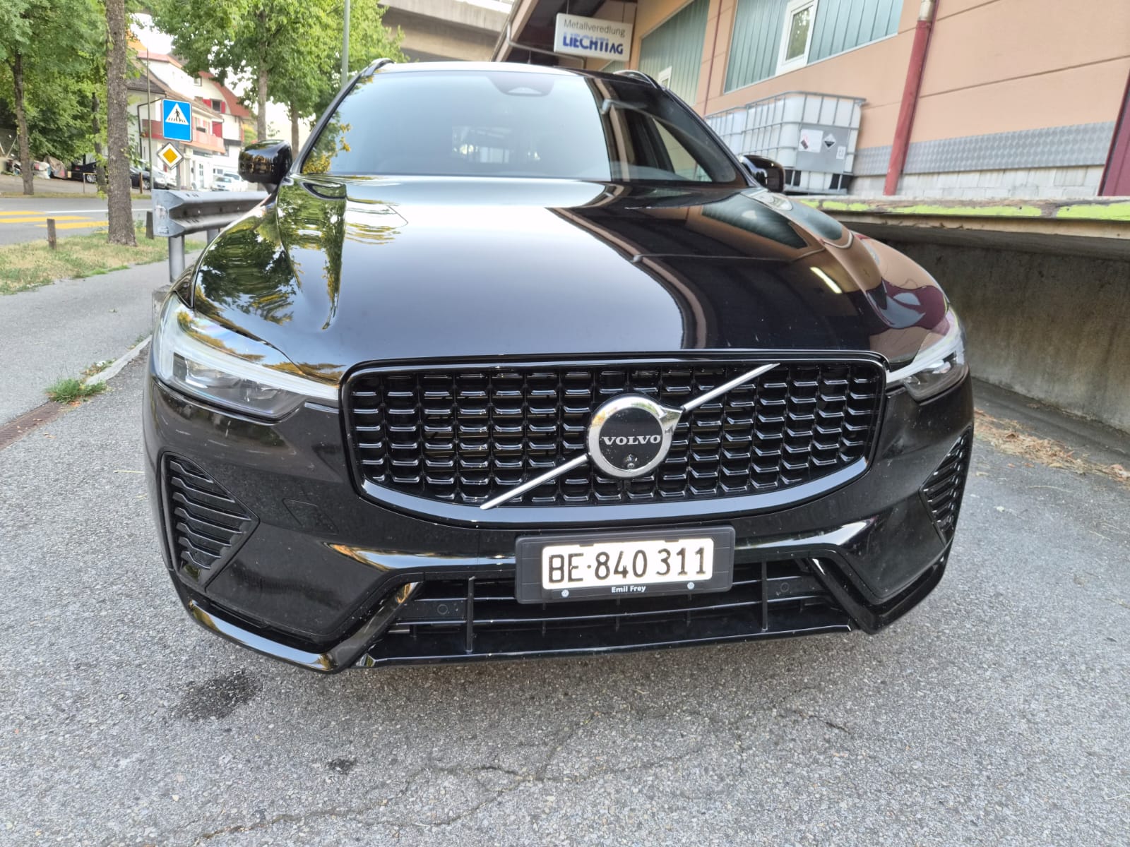 VOLVO XC60 B4 Diesel Mild Hybrid AWD Plus Dark Geartronic-image-1