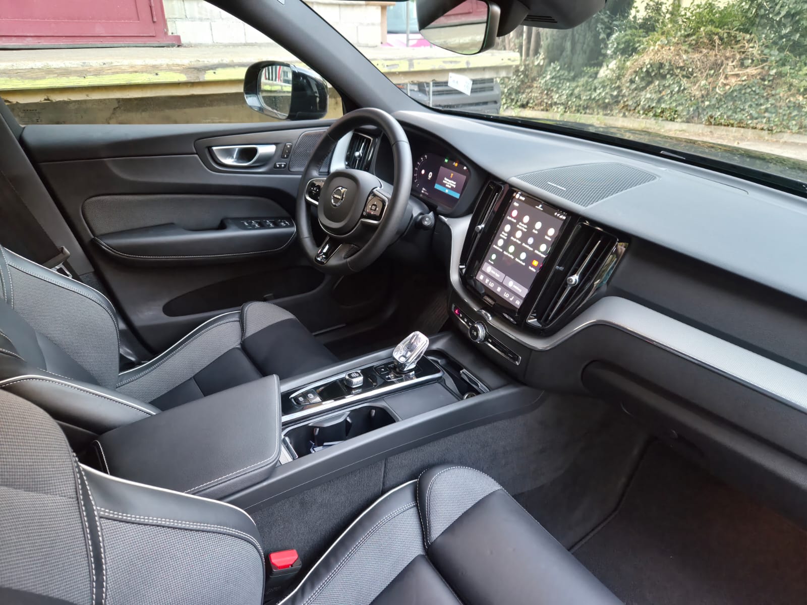 VOLVO XC60 B4 Diesel Mild Hybrid AWD Plus Dark Geartronic-image-8