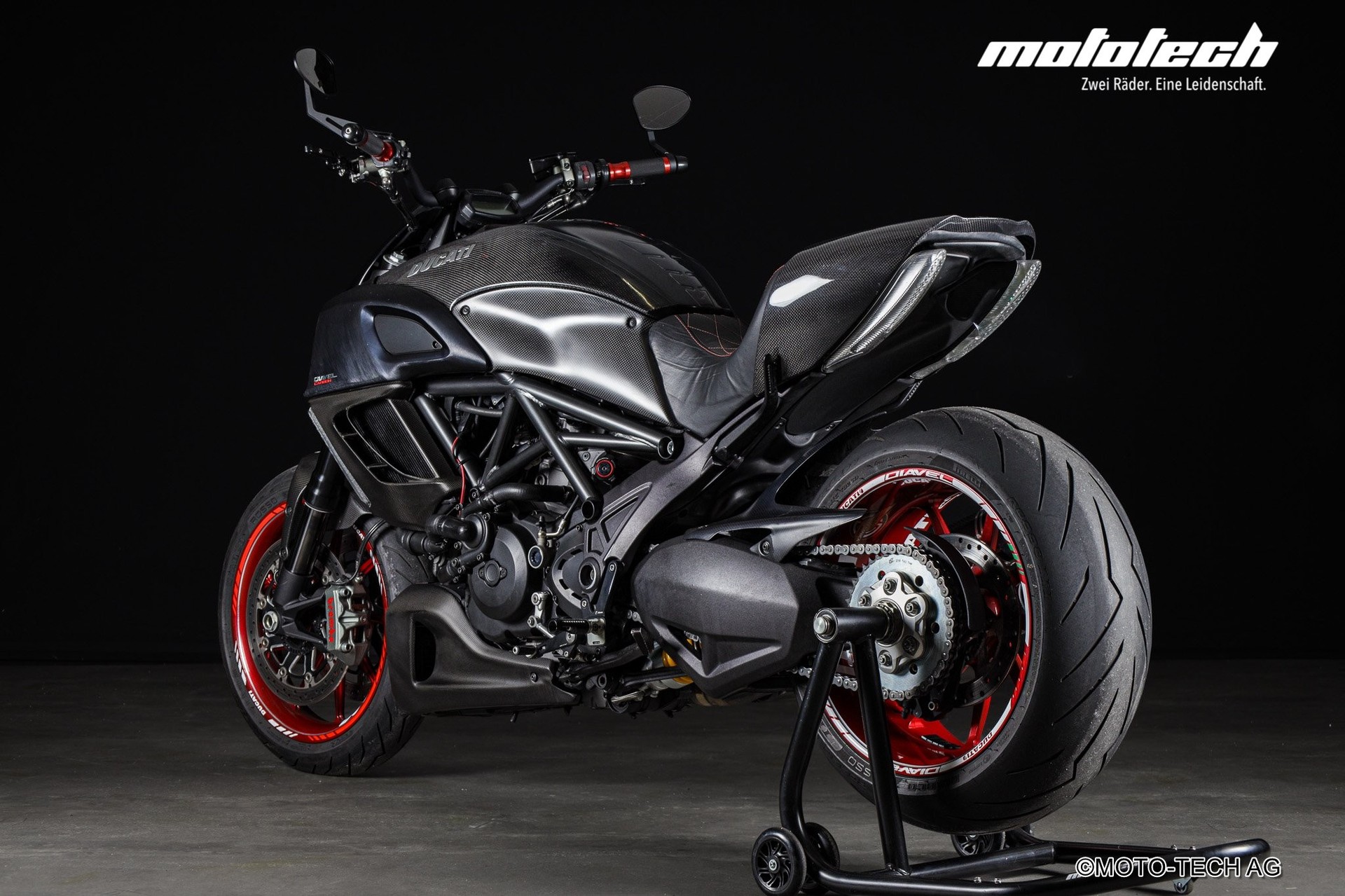 DUCATI Diavel 1200 Carbon-showroom-element-3