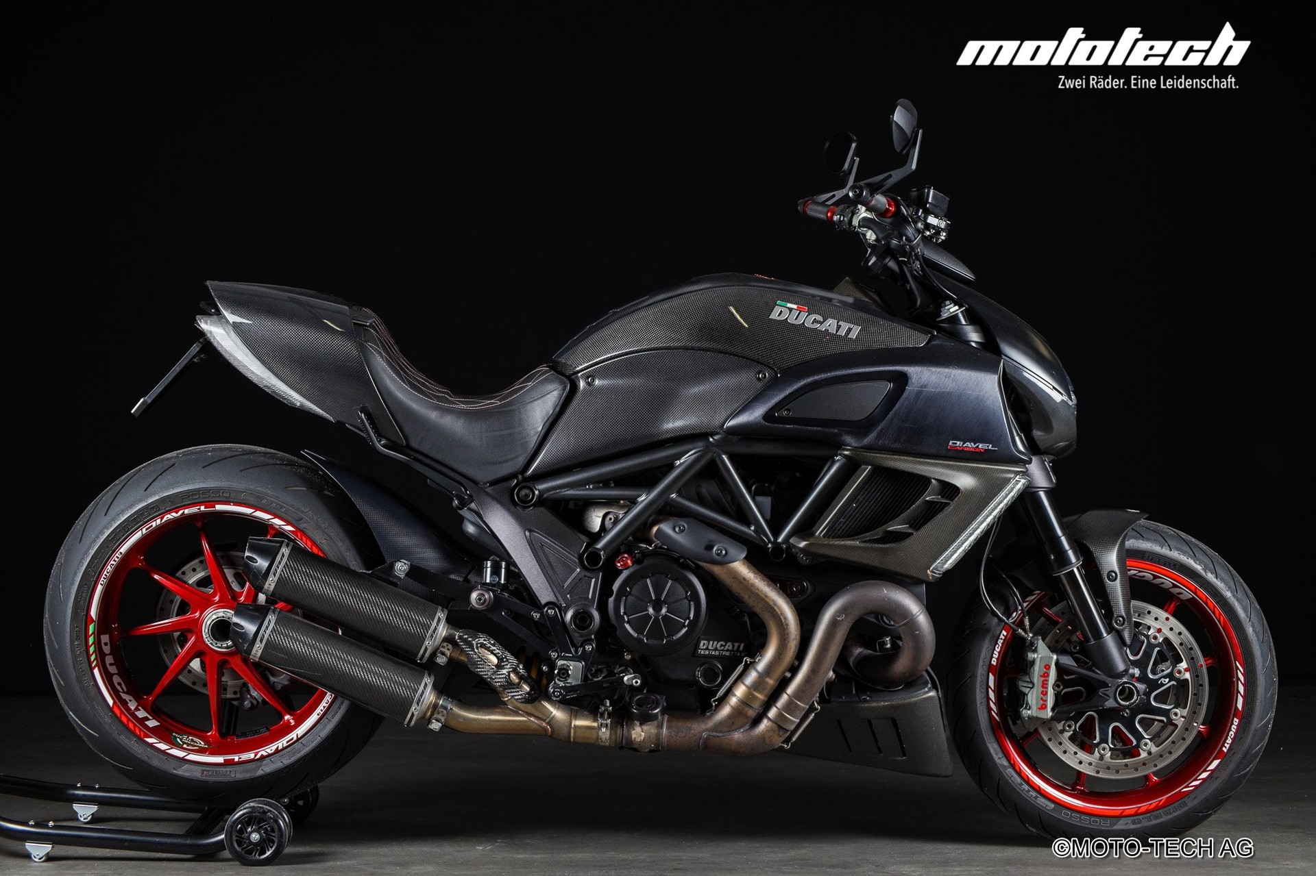 DUCATI Diavel 1200 Carbon-showroom-element-1