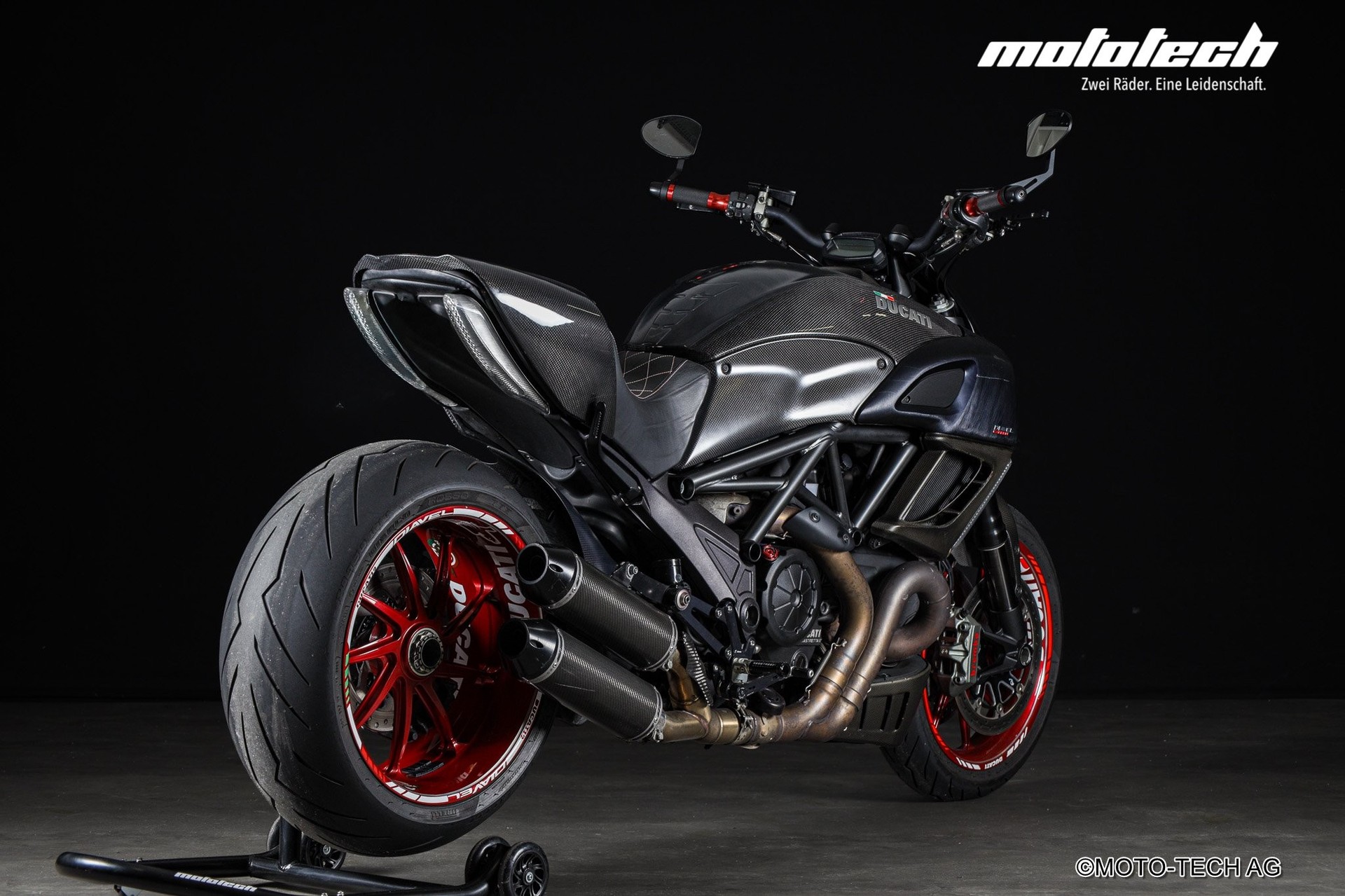 DUCATI Diavel 1200 Carbon-showroom-element-2