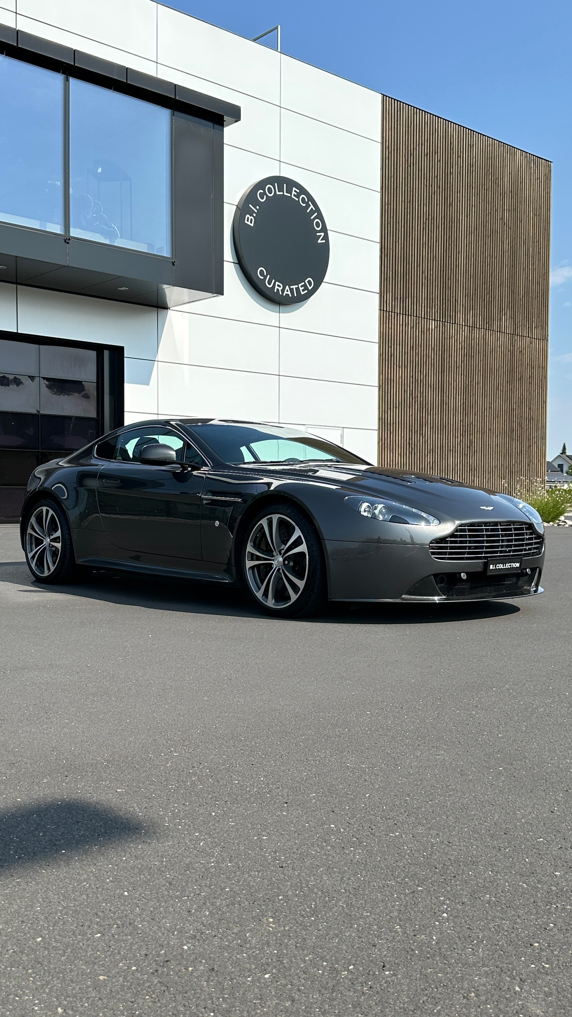 ASTON MARTIN V12 Vantage 5.9-image-1
