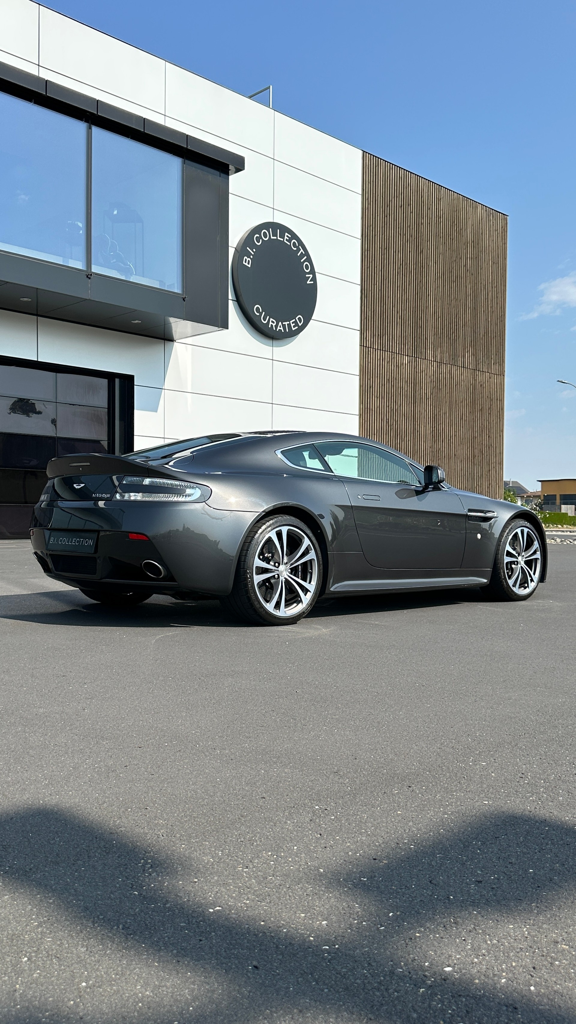 ASTON MARTIN V12 Vantage 5.9-image-3