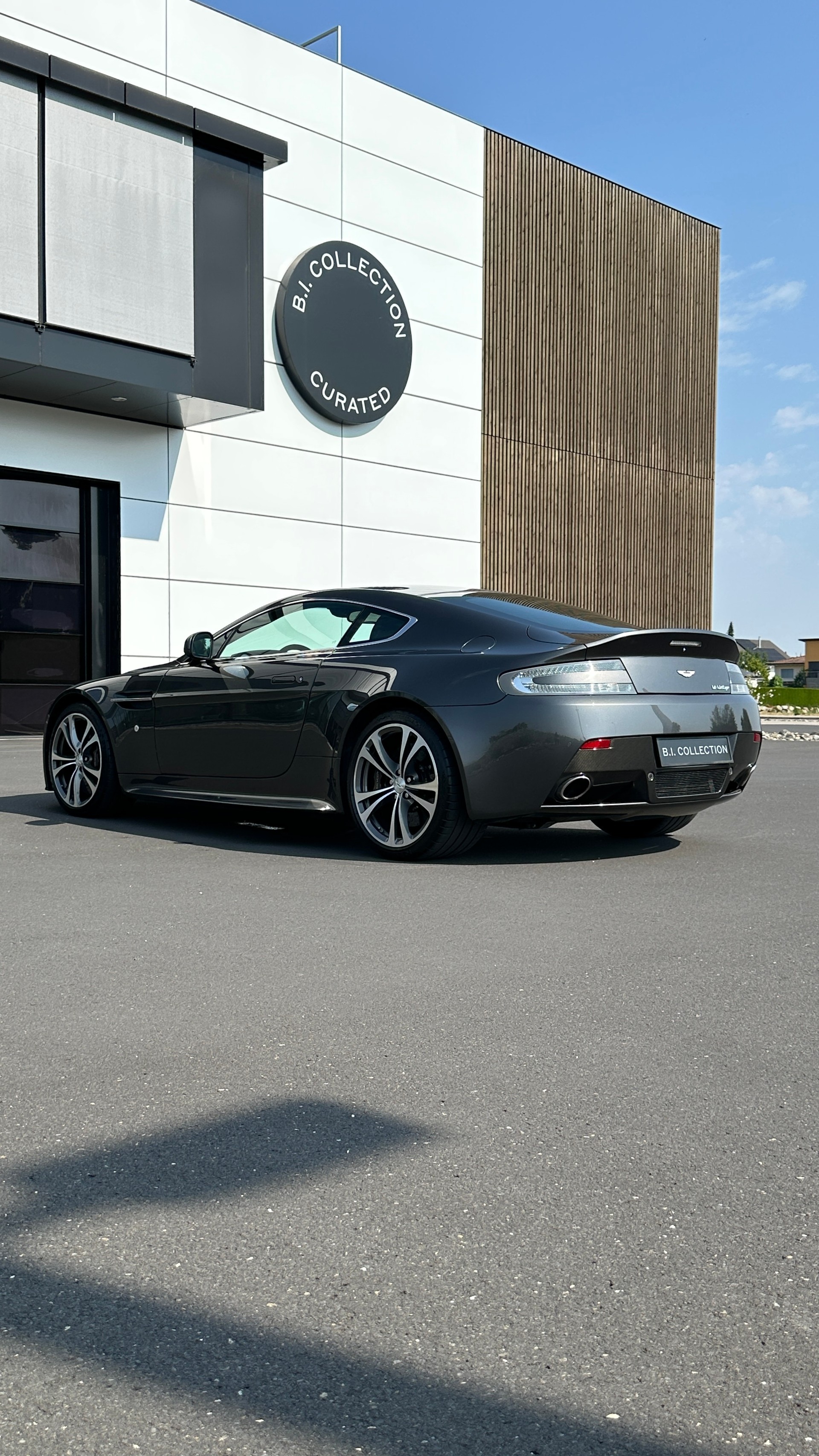 ASTON MARTIN V12 Vantage 5.9-image-2