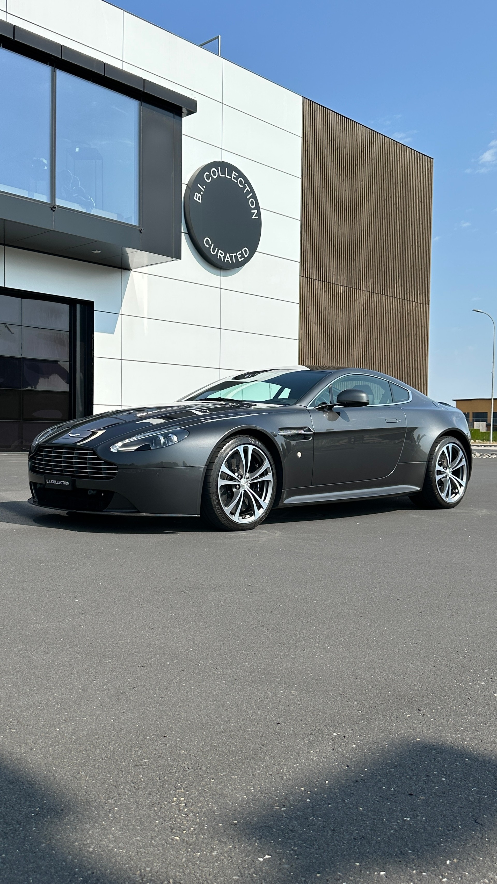 ASTON MARTIN V12 Vantage 5.9-image-0