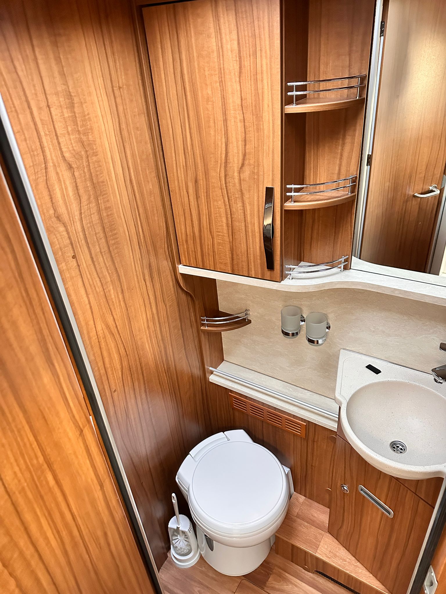HYMER B 704*** ein absoluter Klassiker unter den vollintegrierten Oberklasse-Wohnmobilen***-image-24