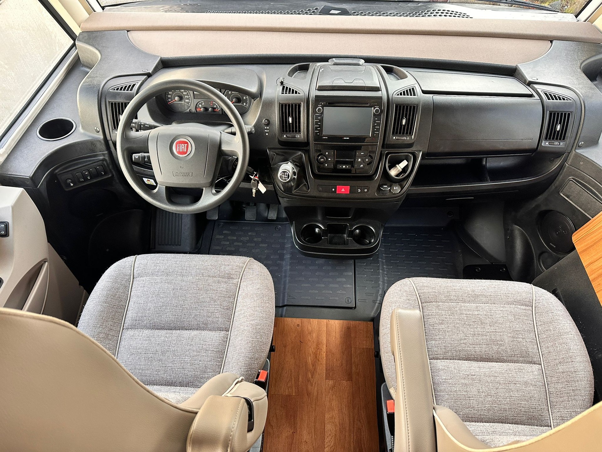 HYMER B 704*** ein absoluter Klassiker unter den vollintegrierten Oberklasse-Wohnmobilen***-image-12