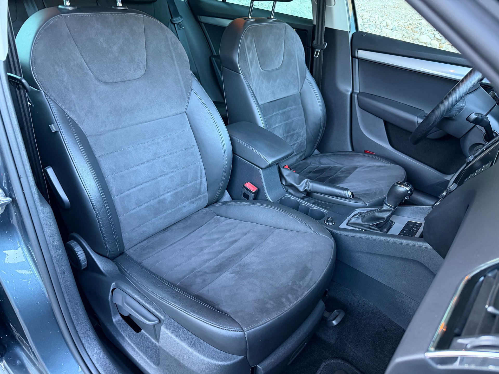 SKODA Octavia Combi 1.8 TSI Ambition 4x4 DSG-image-9
