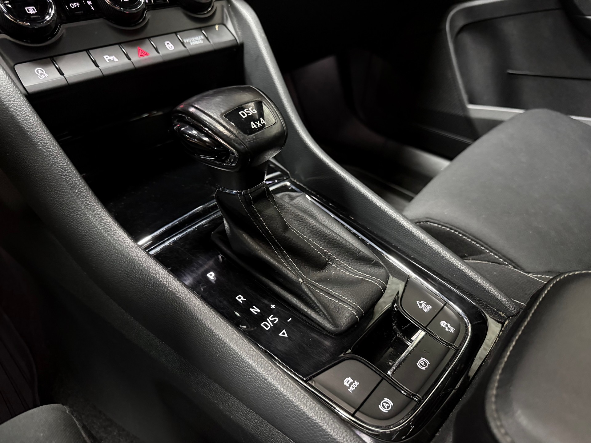 SKODA Karoq 2.0 TSI SportLine 4x4 DSG-image-16