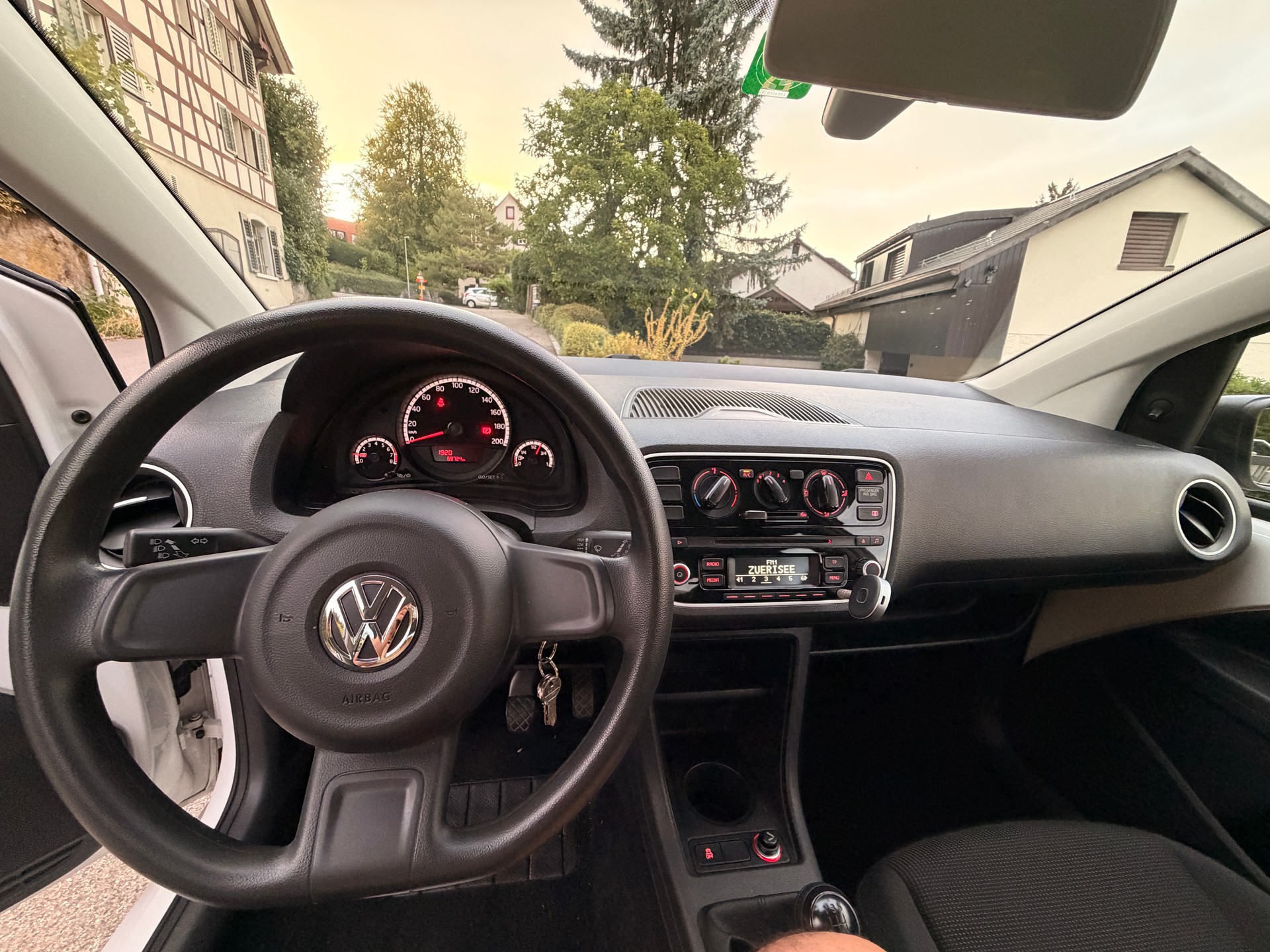 VW 1.0 MPI 60 BMT Take-image-4