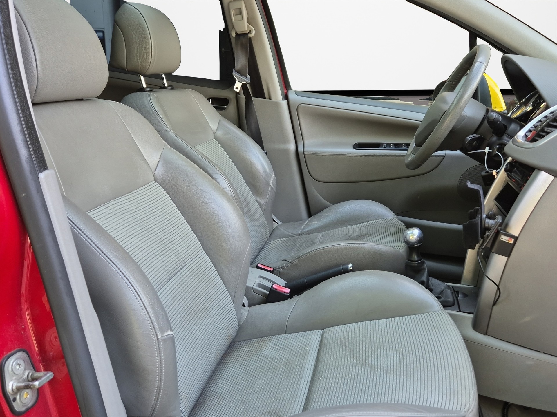 PEUGEOT 207 1.6 16V Turbo Sport-image-7