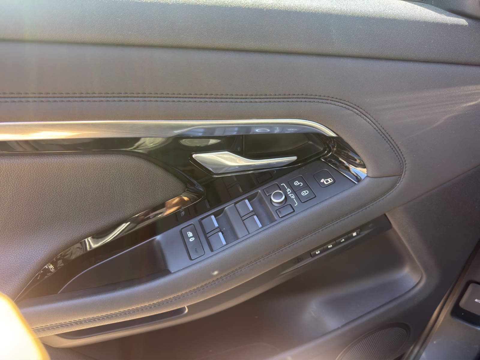 LAND ROVER Range Rover Evoque R-Dyn First Edi P 250 HSE AT9-image-14