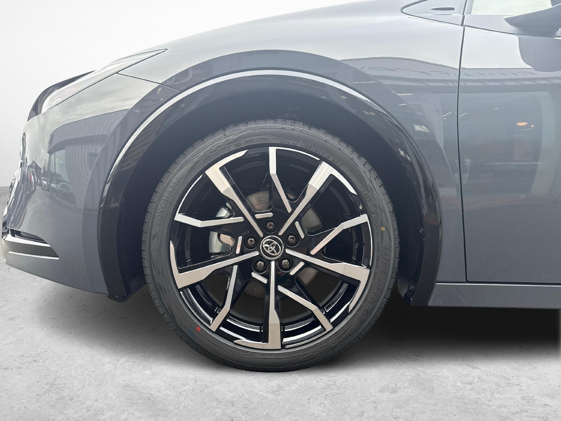 TOYOTA Prius 2.0 Plug-In-Hybrid Style-image-12