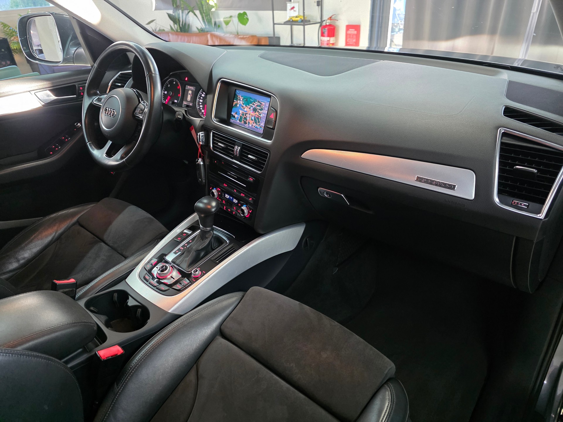 AUDI Q5 3.0 TDI quattro S-tronic-image-8