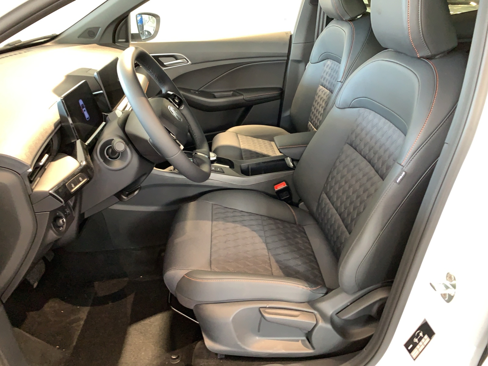 MG 3 1.5 Hybrid Luxury-image-3