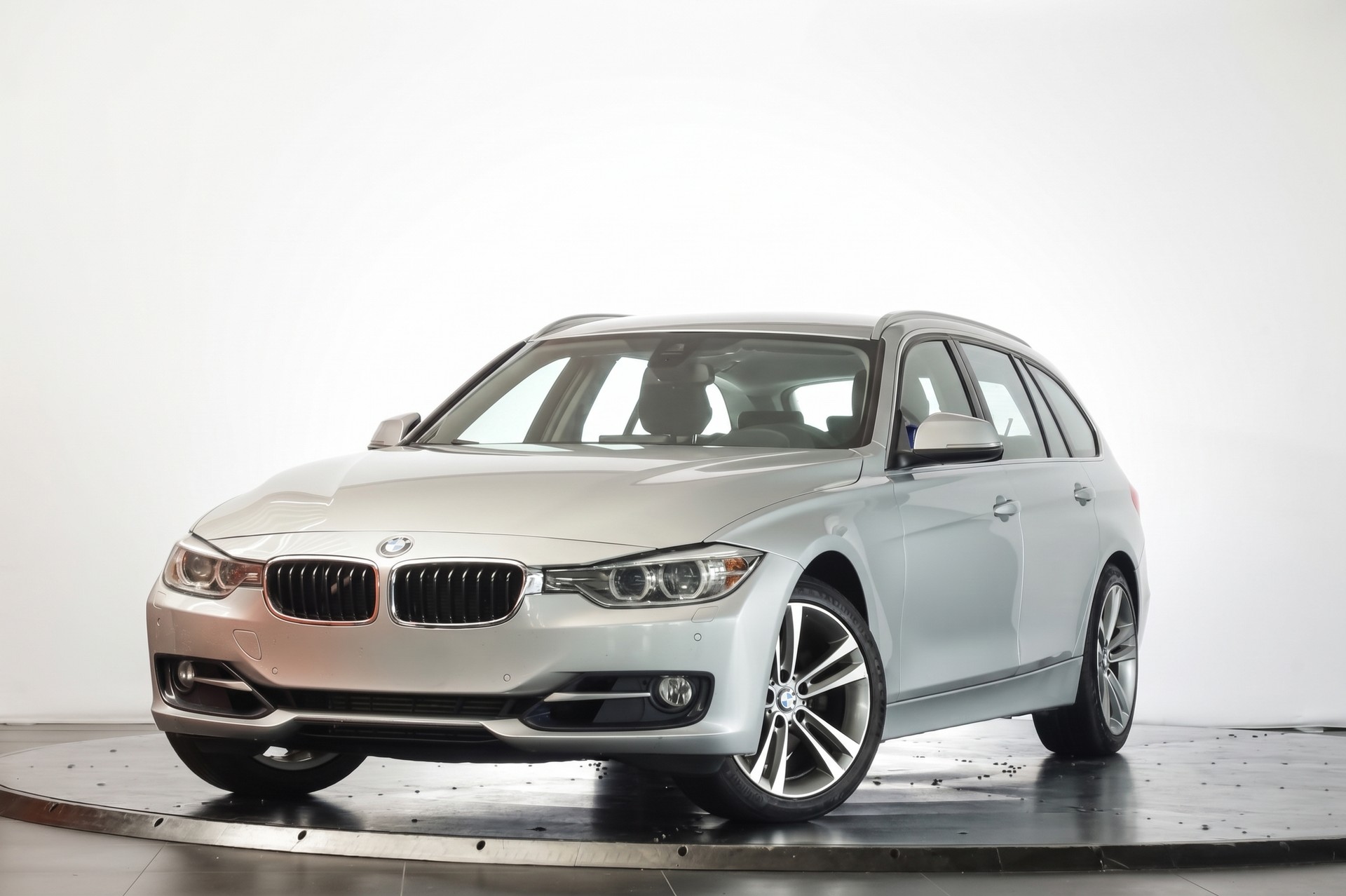 BMW 330d xDrive Touring Sport Line Steptronic • Pack Swiss Premium-showroom-element-3