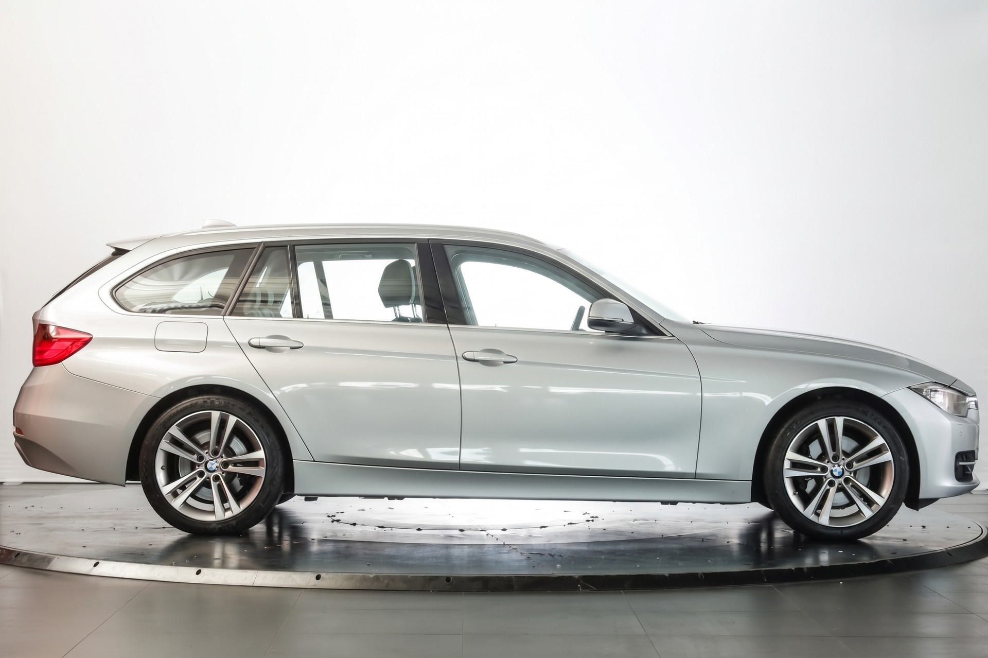 BMW 330d xDrive Touring Sport Line Steptronic • Pack Swiss Premium-image-5