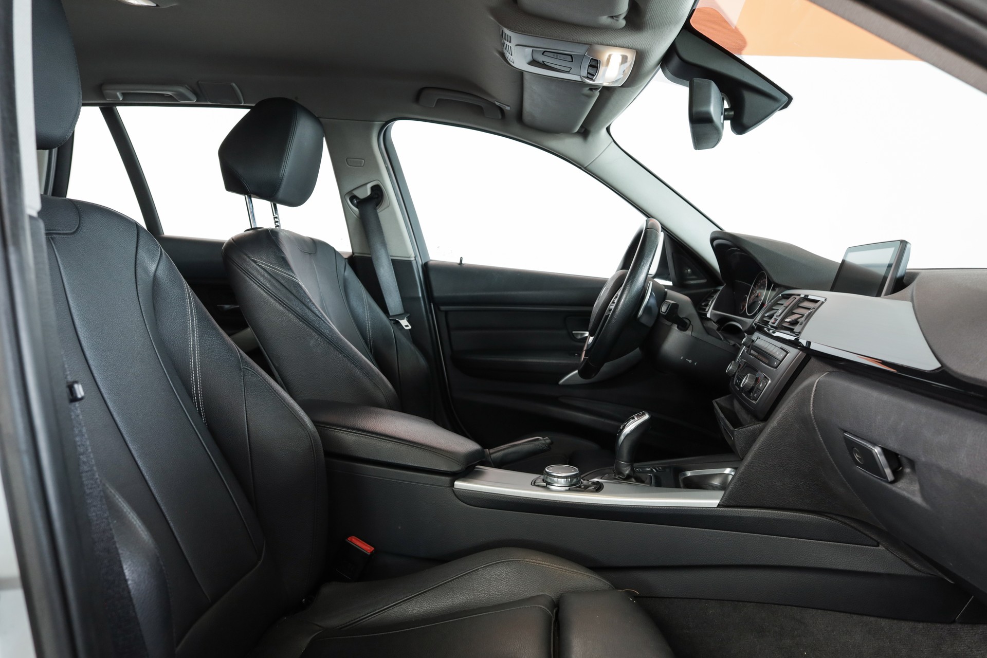 BMW 330d xDrive Touring Sport Line Steptronic • Pack Swiss Premium-image-9