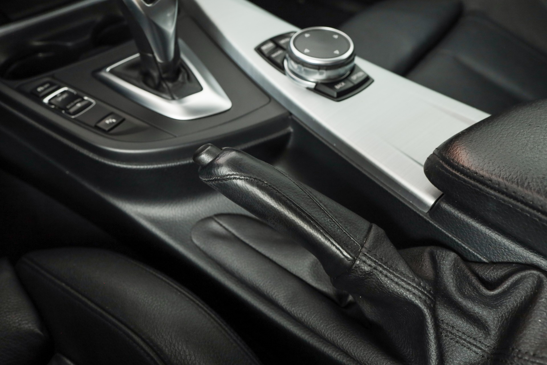 BMW 330d xDrive Touring Sport Line Steptronic • Pack Swiss Premium-image-15