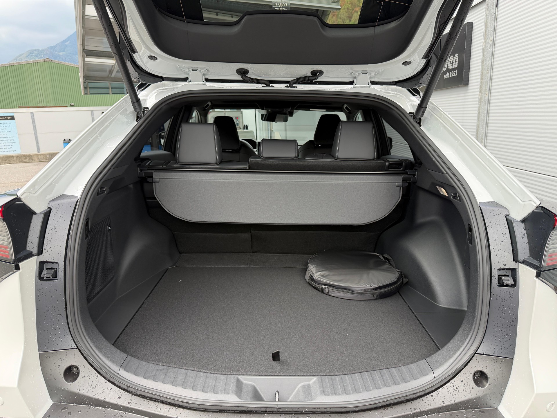 TOYOTA bZ4X Premium AWD-image-5
