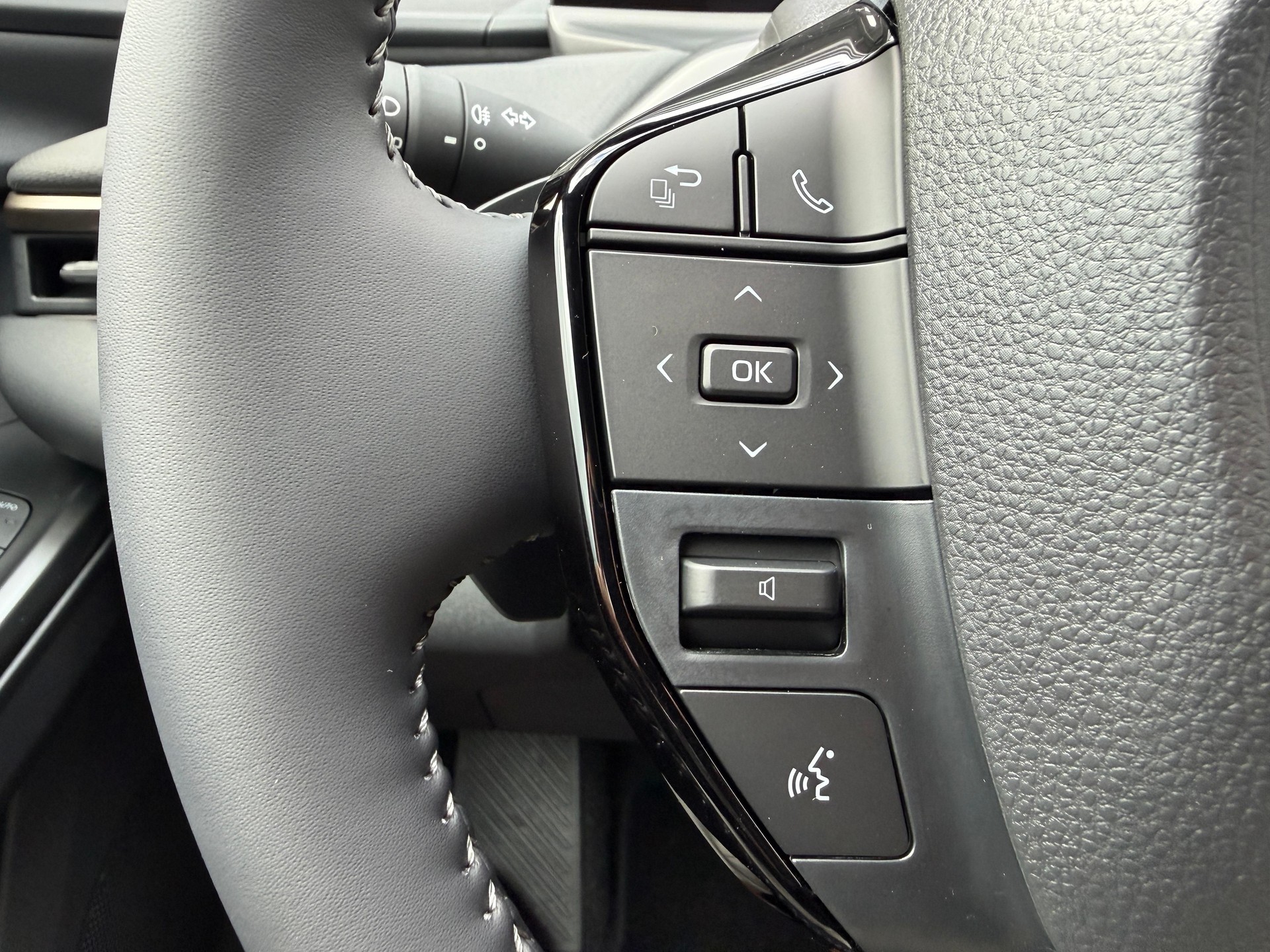 TOYOTA bZ4X Premium AWD-image-13