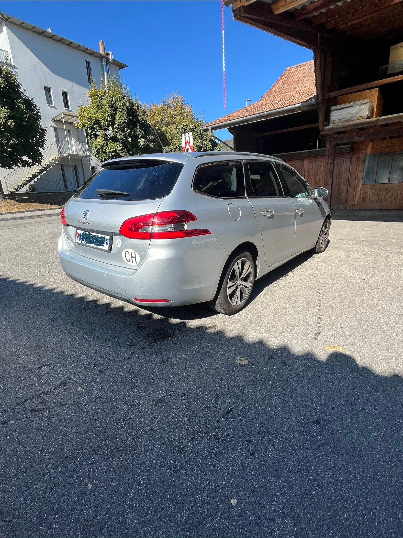 PEUGEOT SW e-THP 130-image-2