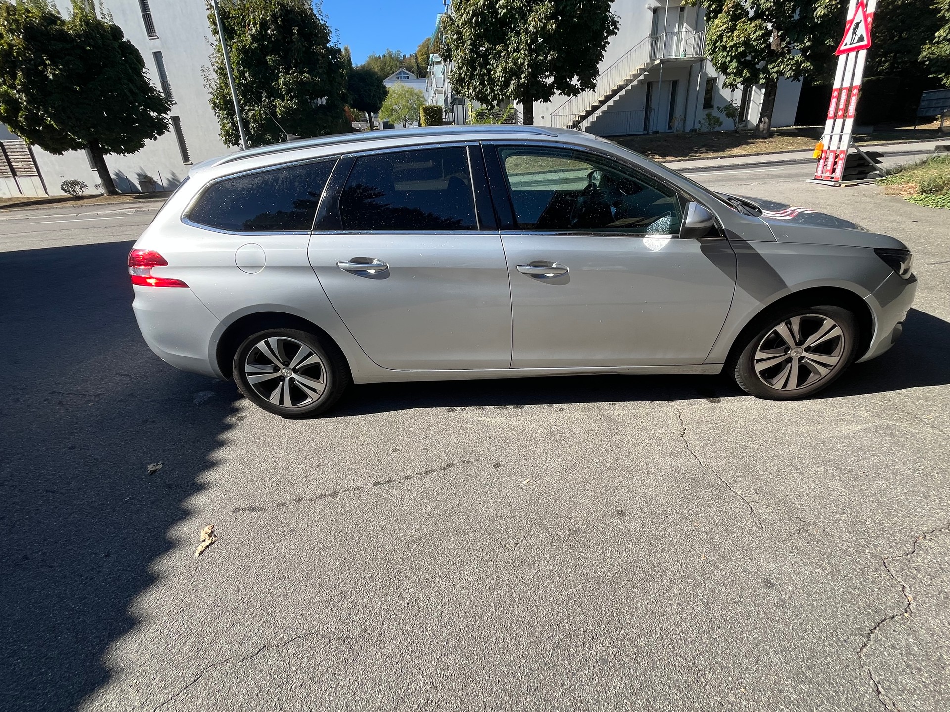 PEUGEOT SW e-THP 130-image-0