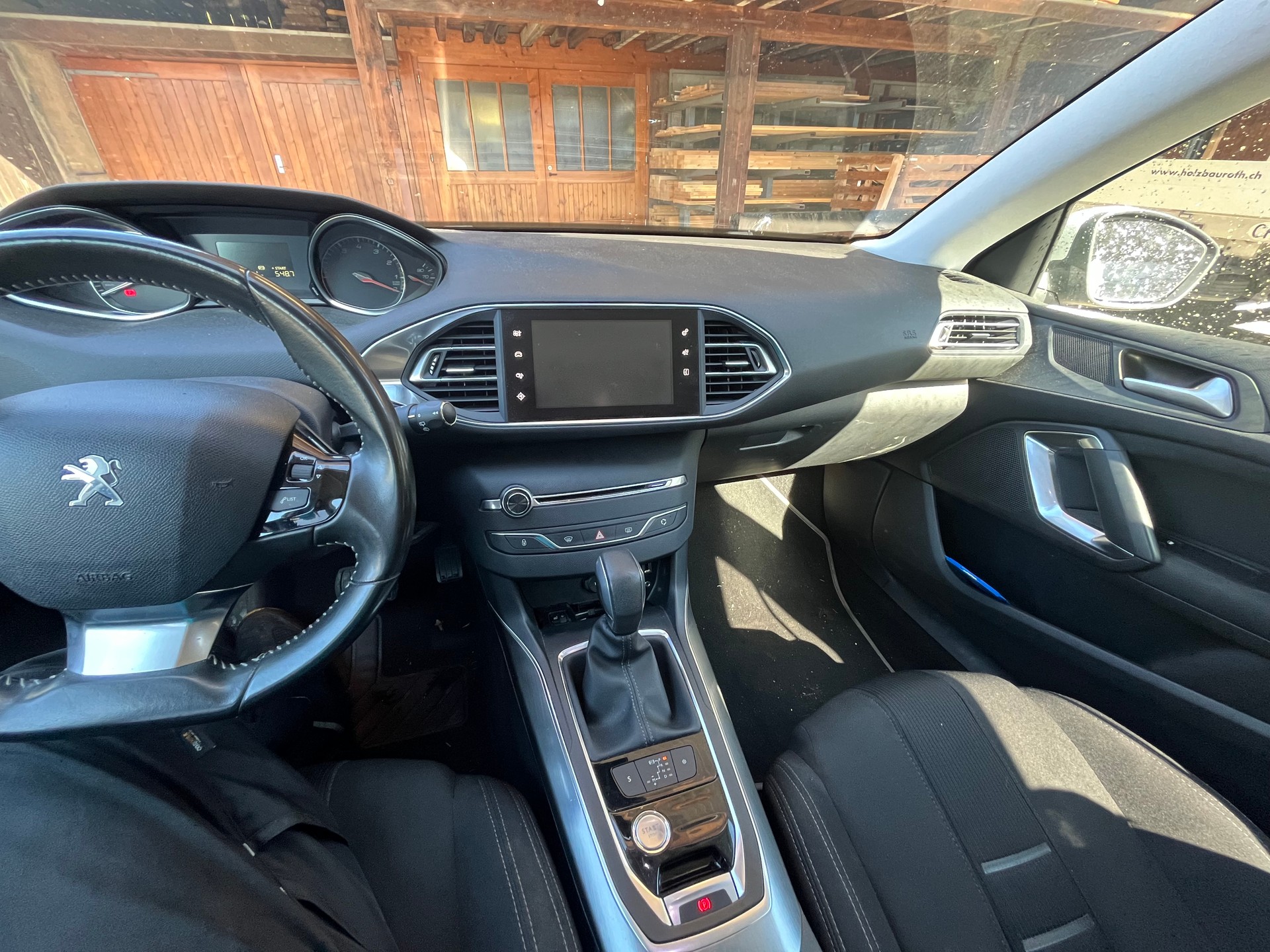 PEUGEOT SW e-THP 130-image-3
