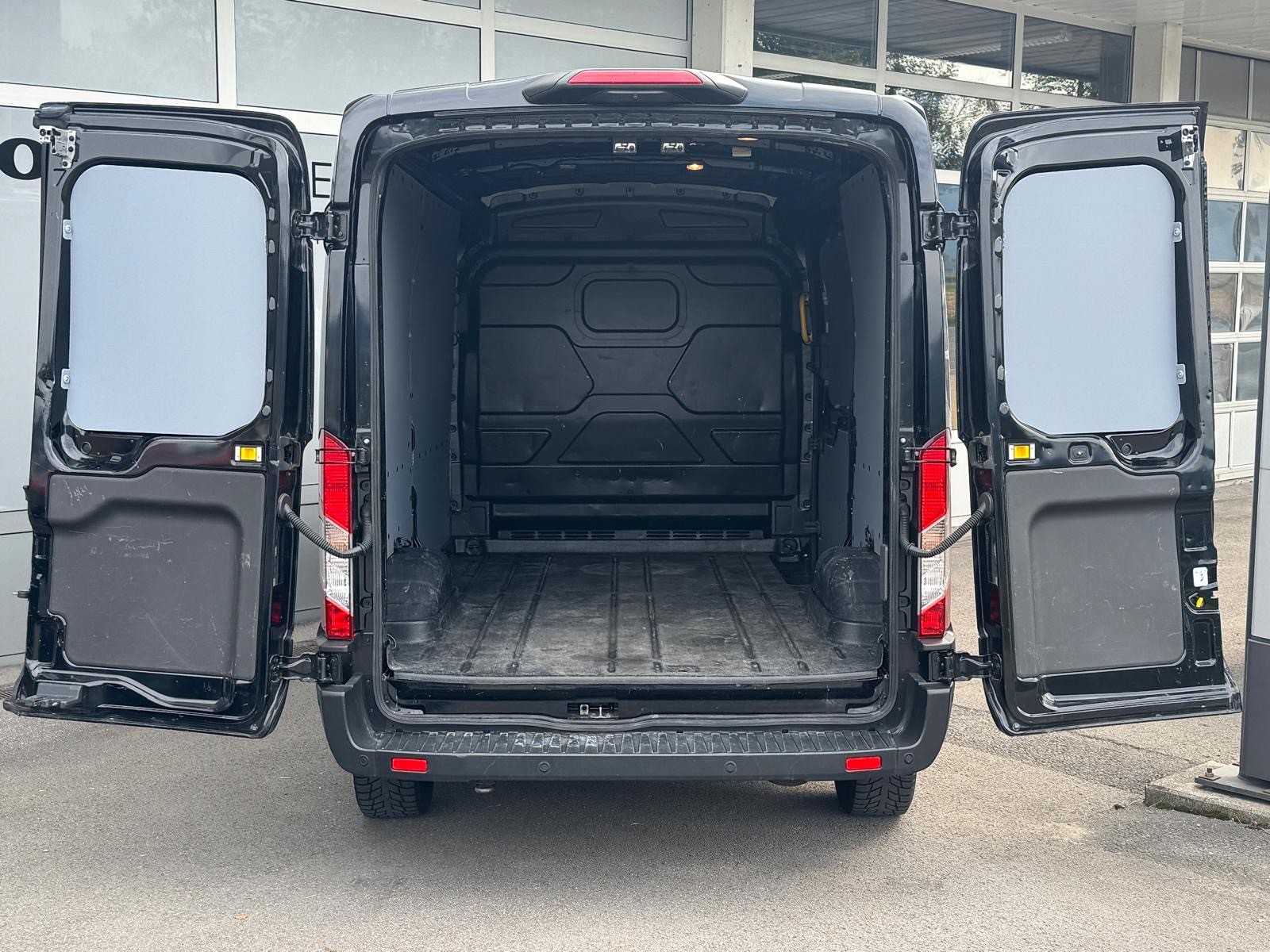 FORD E-Transit Van 350 L2 H2 Trend RWD 68kWh-image-24