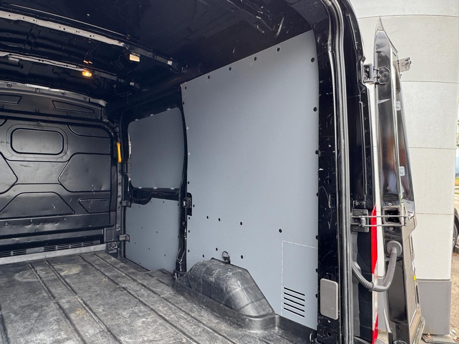 FORD E-Transit Van 350 L2 H2 Trend RWD 68kWh-image-19
